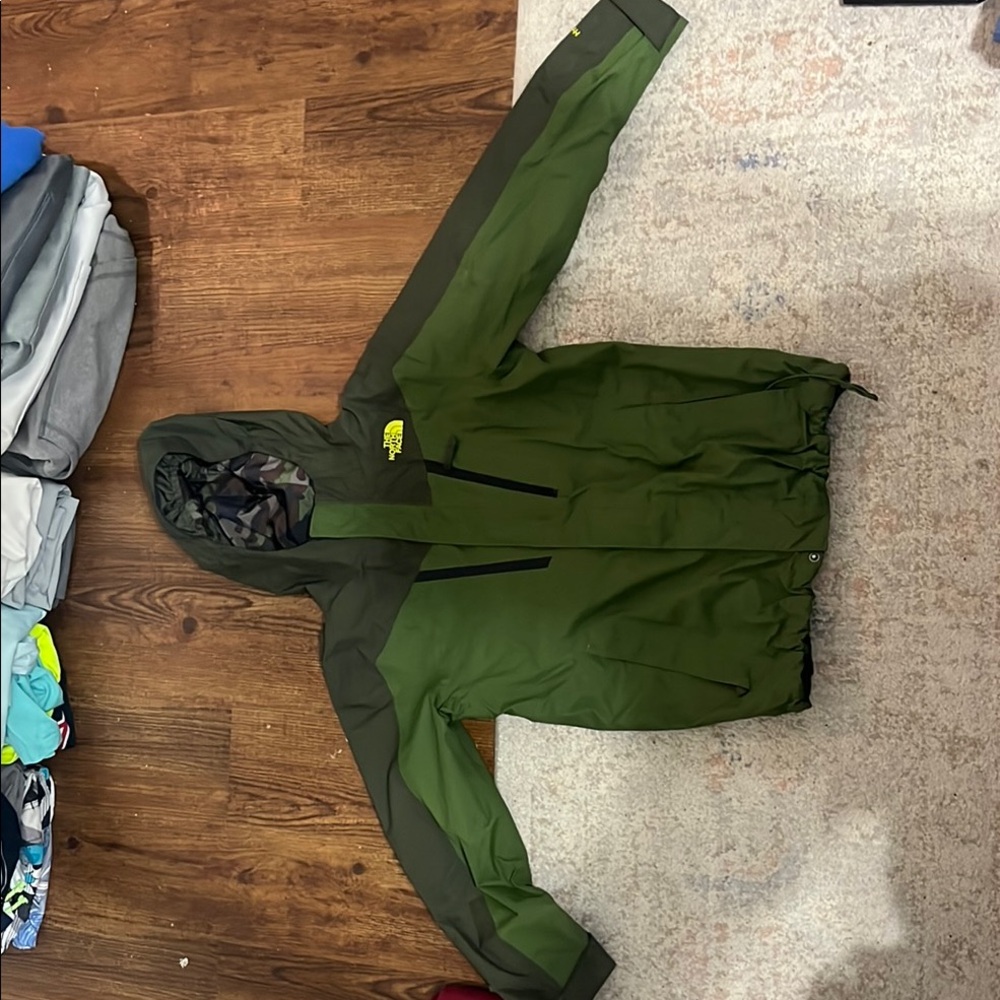 The North Face Green Raincoat with Durable Fabric and Full-Length Zipper